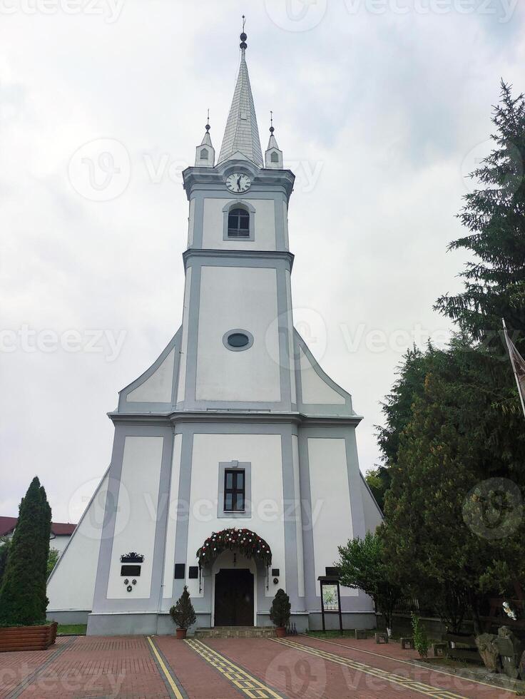 église bâtiment, architecture dans Ukraine. Christian temple avec l'horloge photo