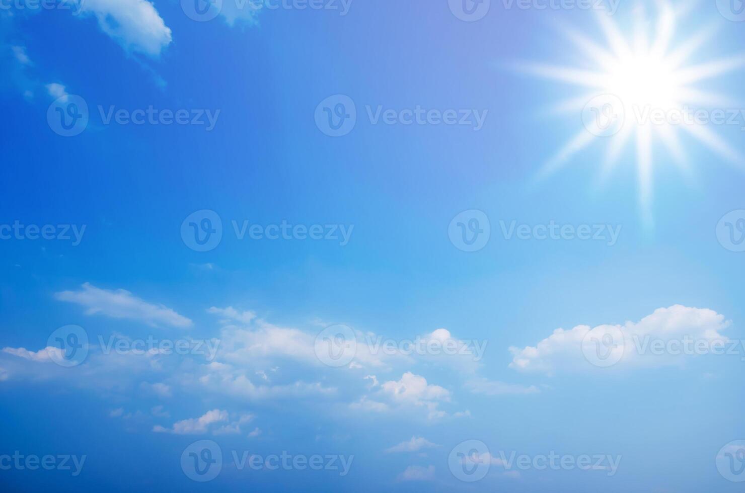 des nuages dans le bleu ciel et Soleil photo
