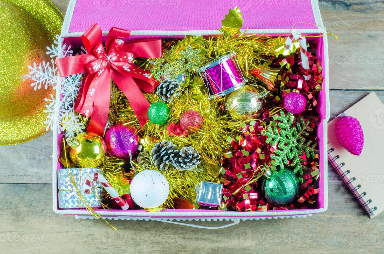 le Noël décorations dans une boîte. photo