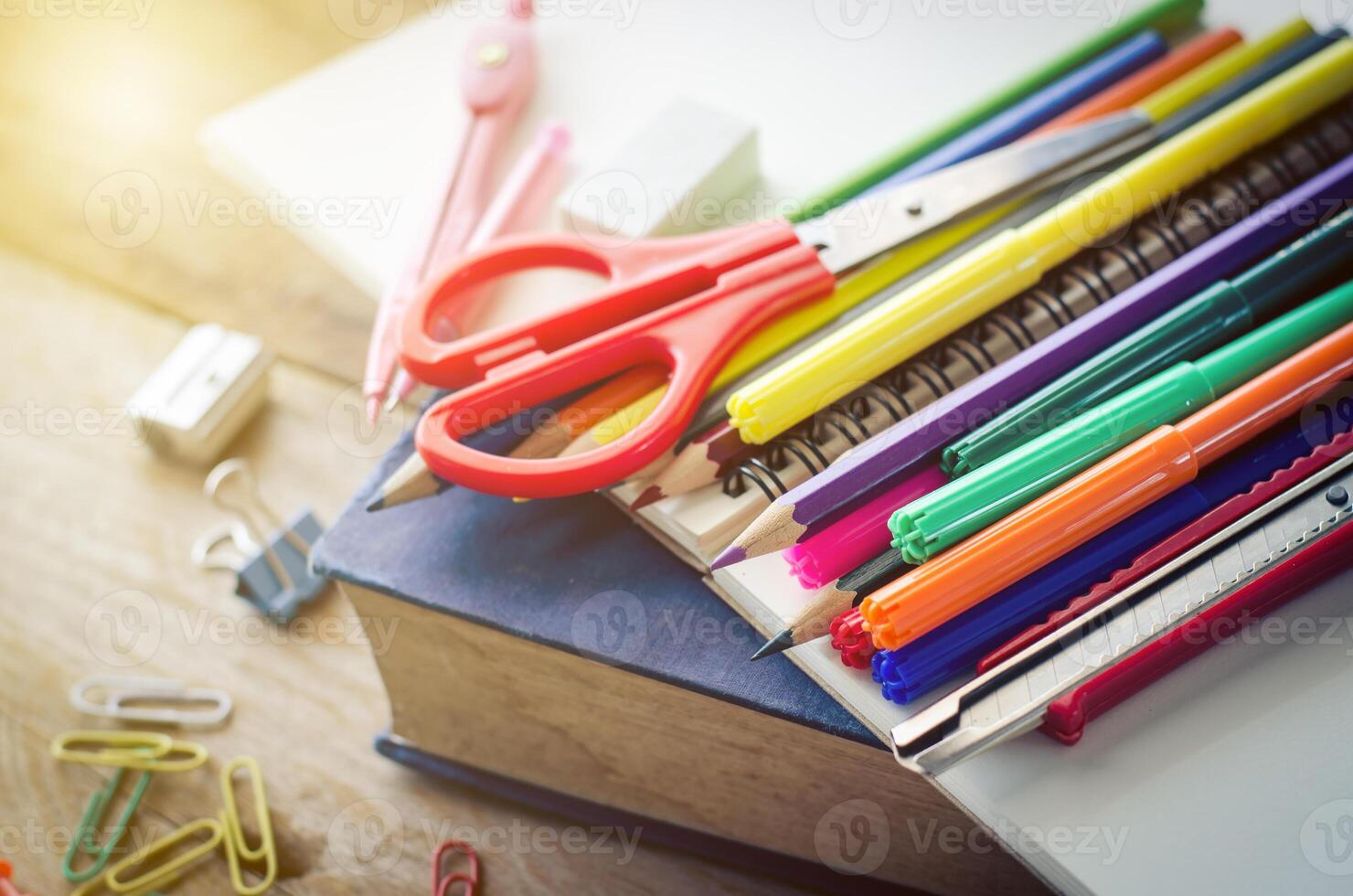 école approvisionnement mis sur une bois Contexte concept prêt pour école. photo