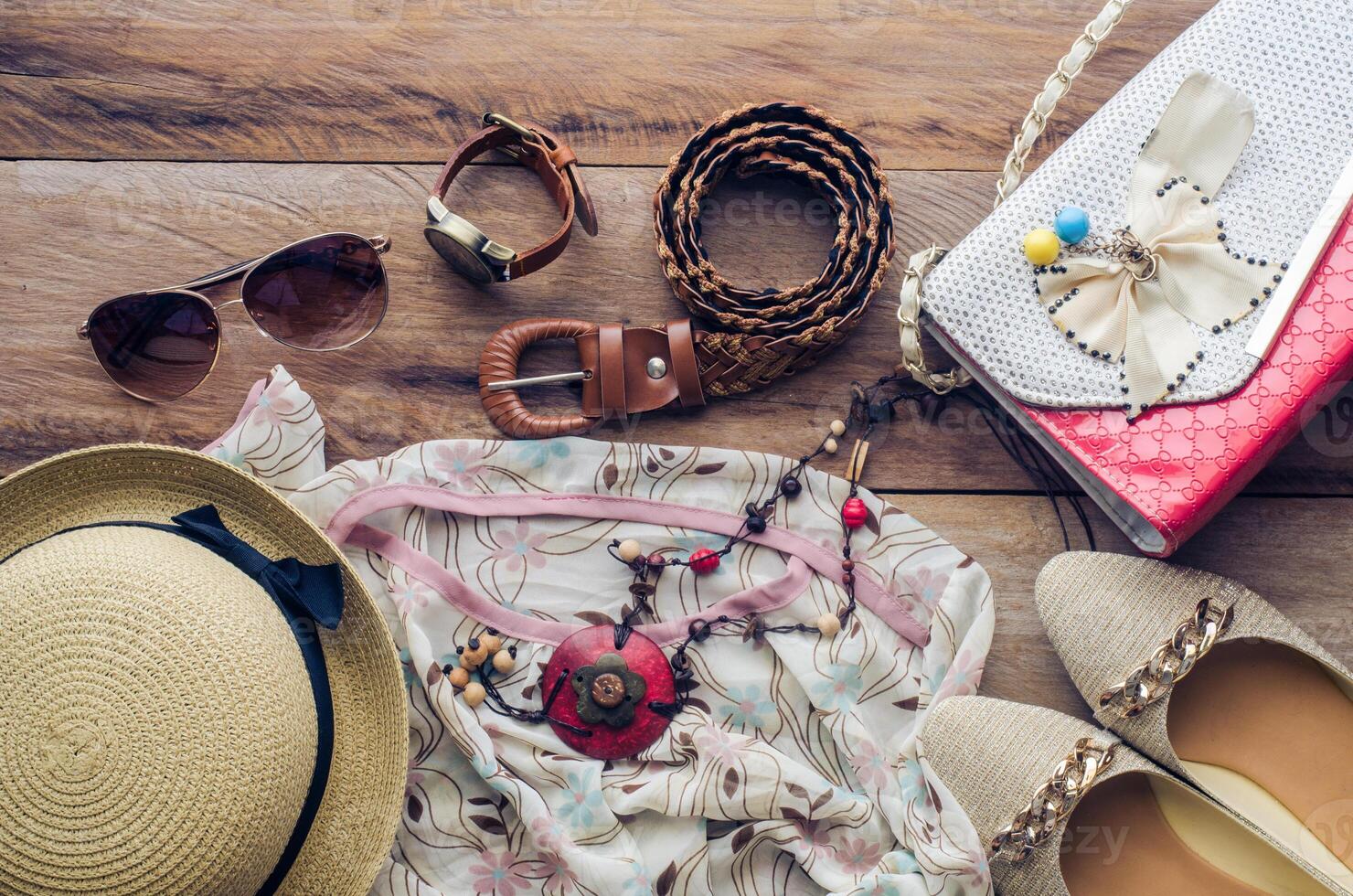 accessoires pour adolescent fille sur sa vacances, chapeau, élégant pour été des lunettes de soleil, cuir sac, des chaussures et costume sur en bois sol. photo