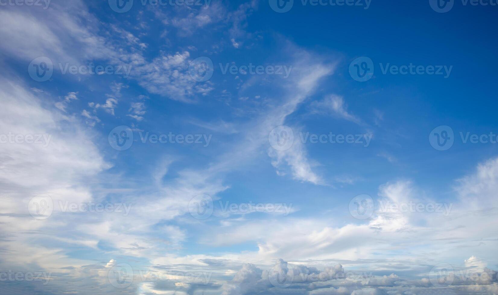 nuages dans le ciel bleu photo