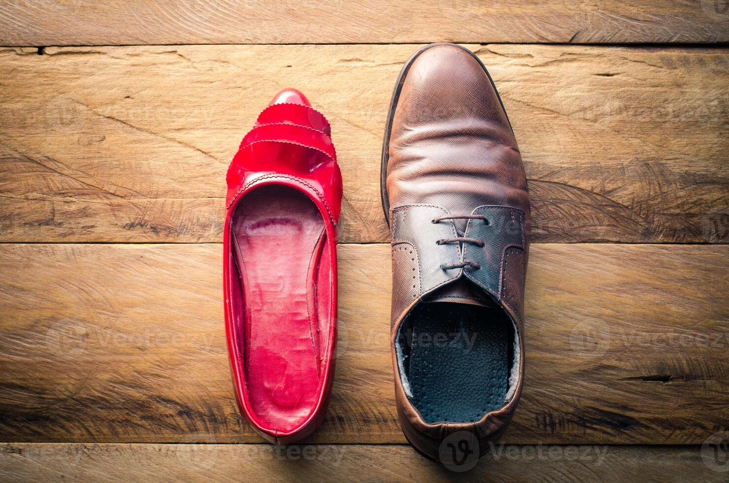 aux femmes des chaussures et Pour des hommes des chaussures mis sur une en bois sol photo