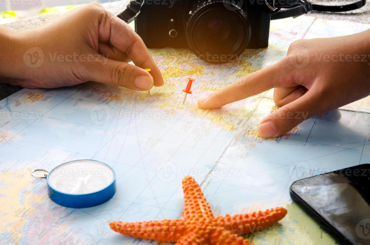 touristes sont Planification une voyage sur une carte et marque une endroit de intérêt. photo