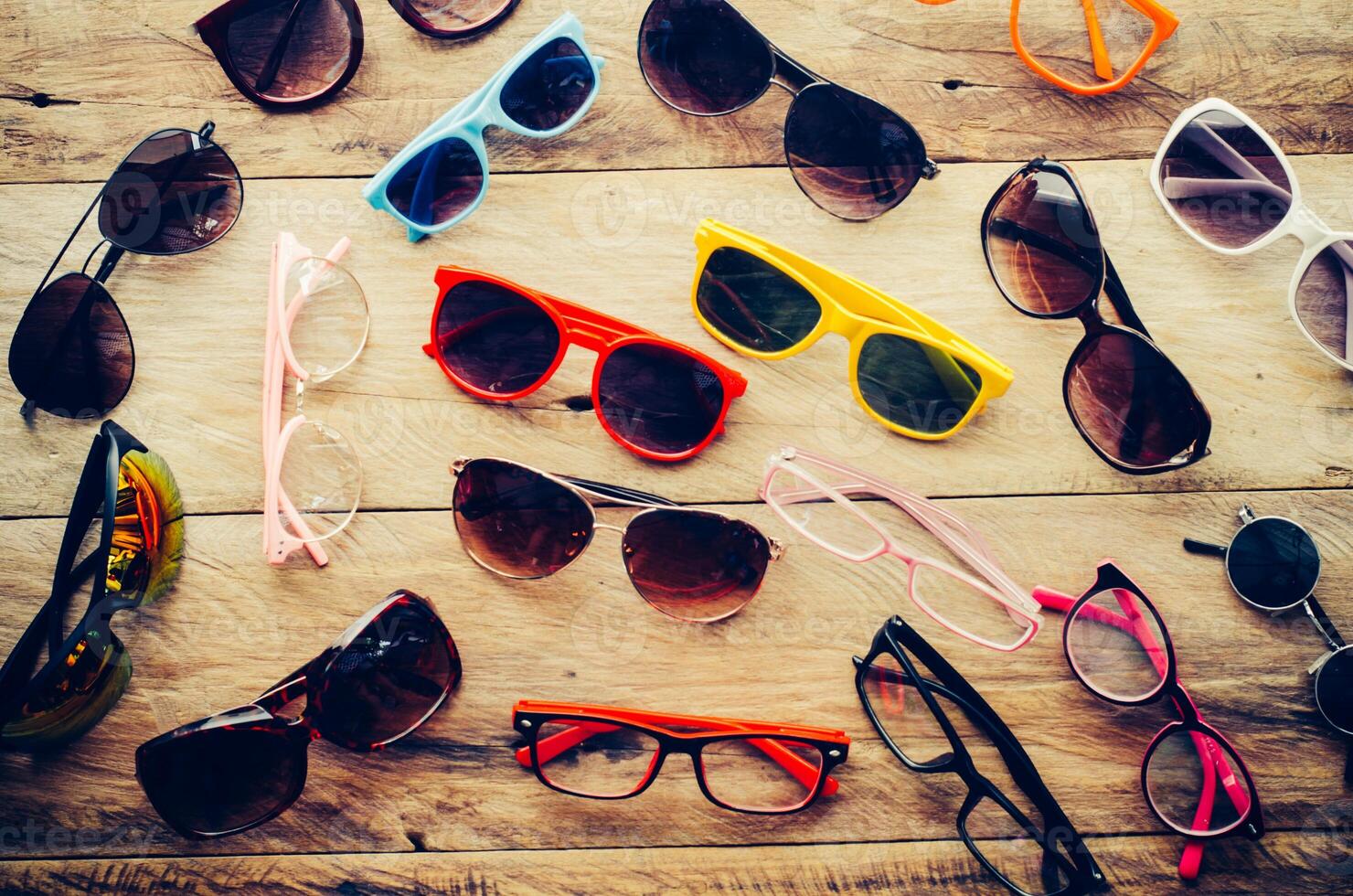 beaucoup des lunettes de soleil mode et lunettes sur le bois photo