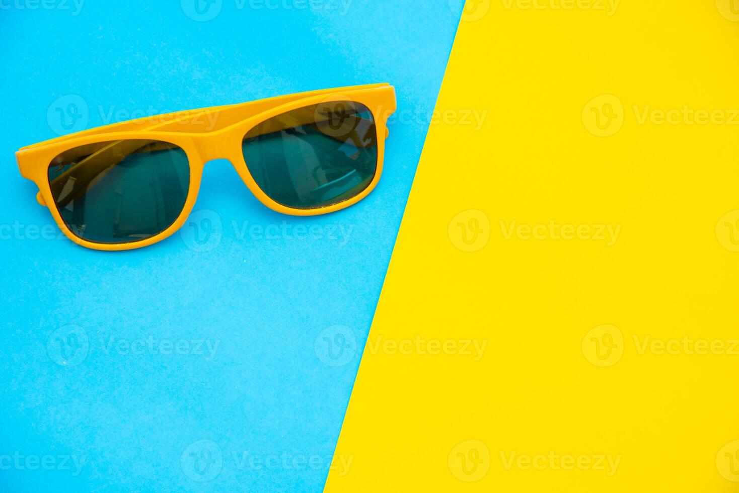 Haut vue pour des lunettes de soleil sur une coloré Contexte. photo