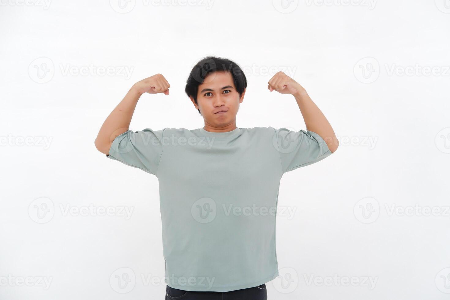 Jeune asiatique homme soulève main, exprimer force avec varié émotions de sourit à colère photo