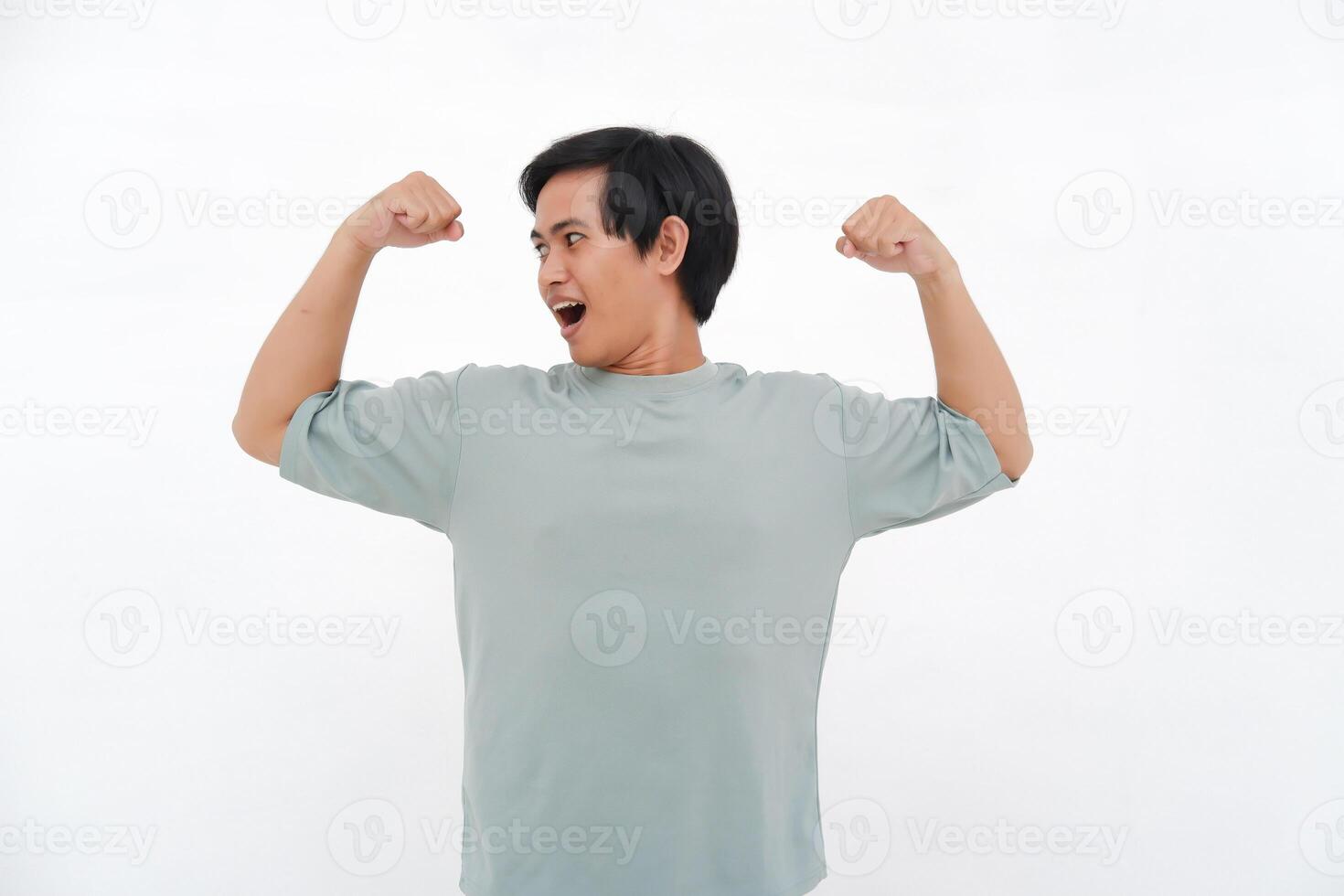 Jeune asiatique homme soulève main, exprimer force avec varié émotions de sourit à colère photo