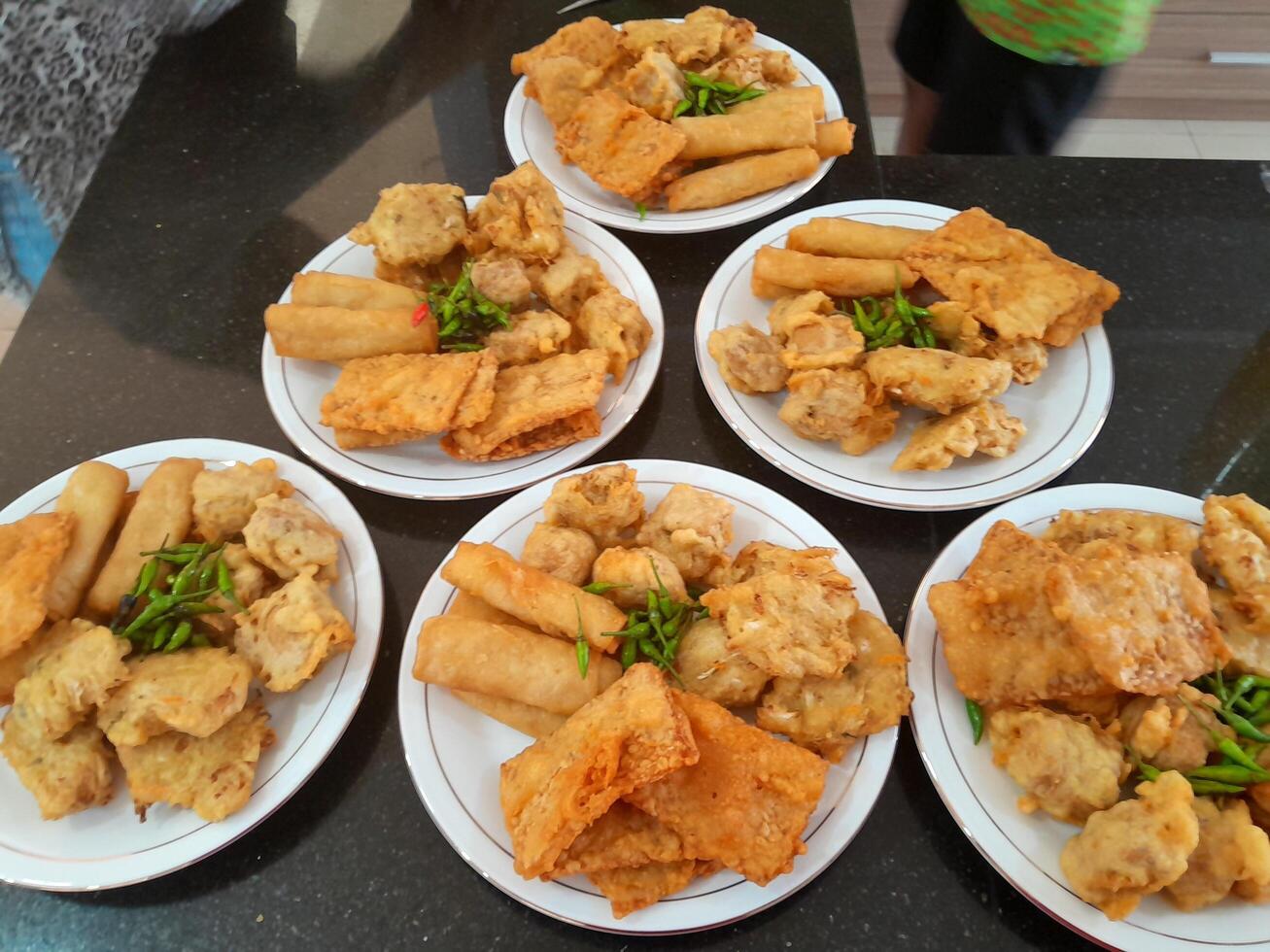 frit nourriture ou gorengan typique de Indonésie fabriqué de blé, tempeh, des légumes. cette photo est parfait pour les magazines, journaux, livres de cuisine, annonces, bannières, affiches