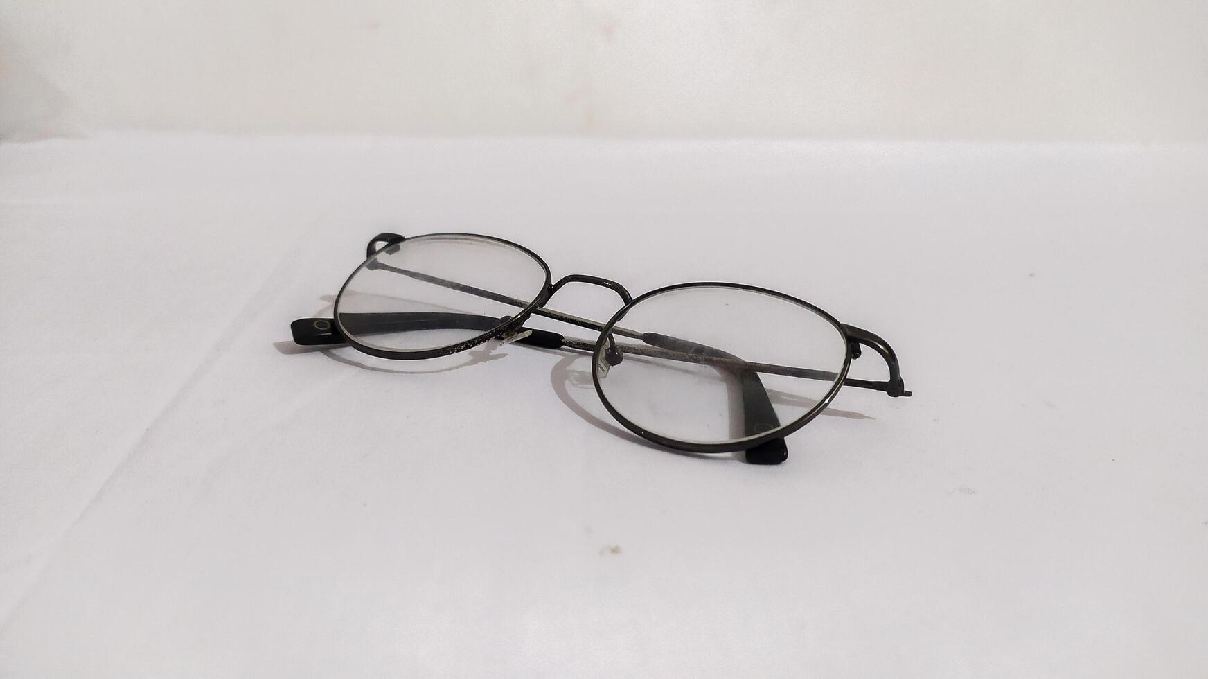 une paire de des lunettes pose sur une blanc surface photo