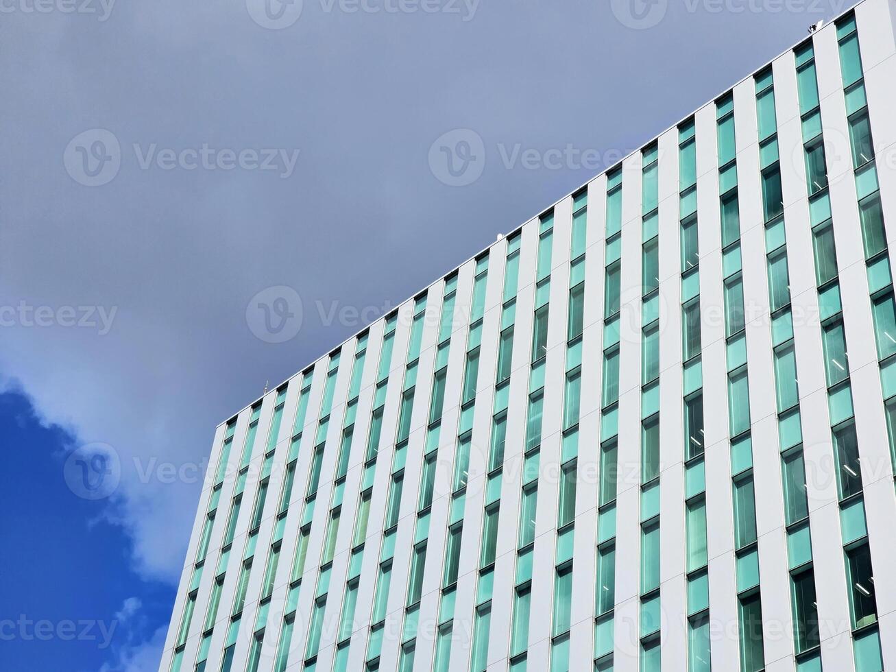 minimal bâtiment avec nuageux ciel Contexte. photo