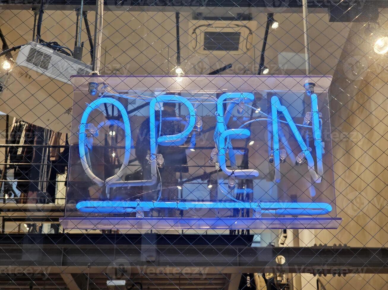 ouvert signe dans de face de une boutique magasin. photo