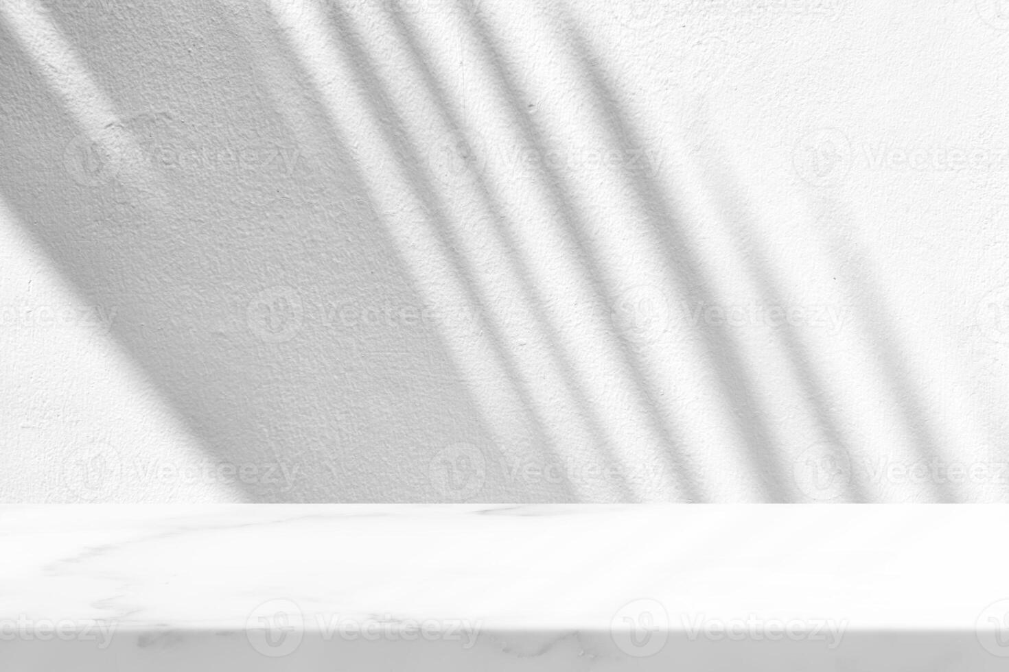 blanc marbre table avec paume feuilles ombre sur stuc mur texture arrière-plan, adapté pour produit présentation toile de fond, afficher, et moquer en haut. photo