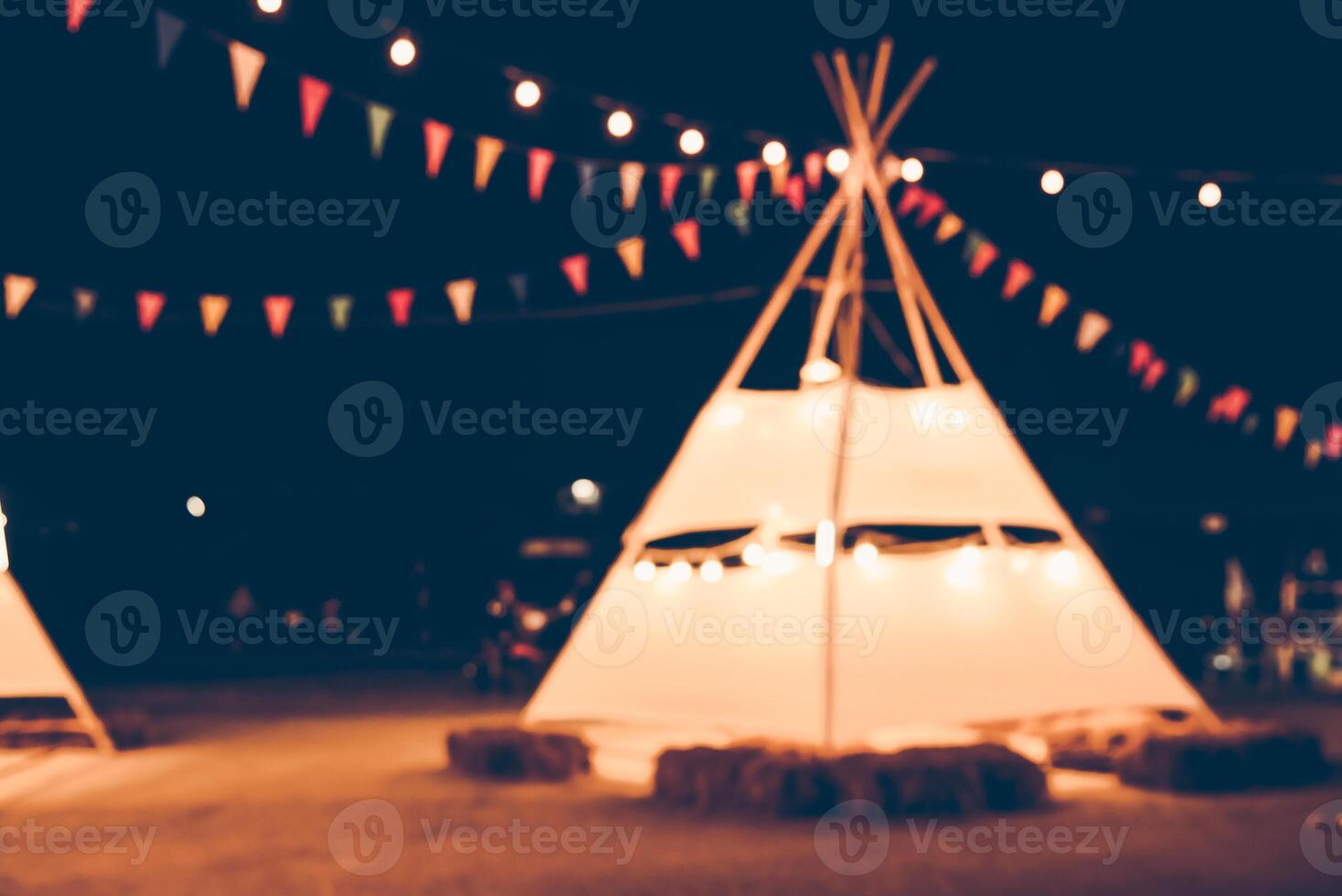 flou images de le Contexte fête dans le de fête festivités pendant le nuit, qui consiste de gens et étincelant bokeh. photo