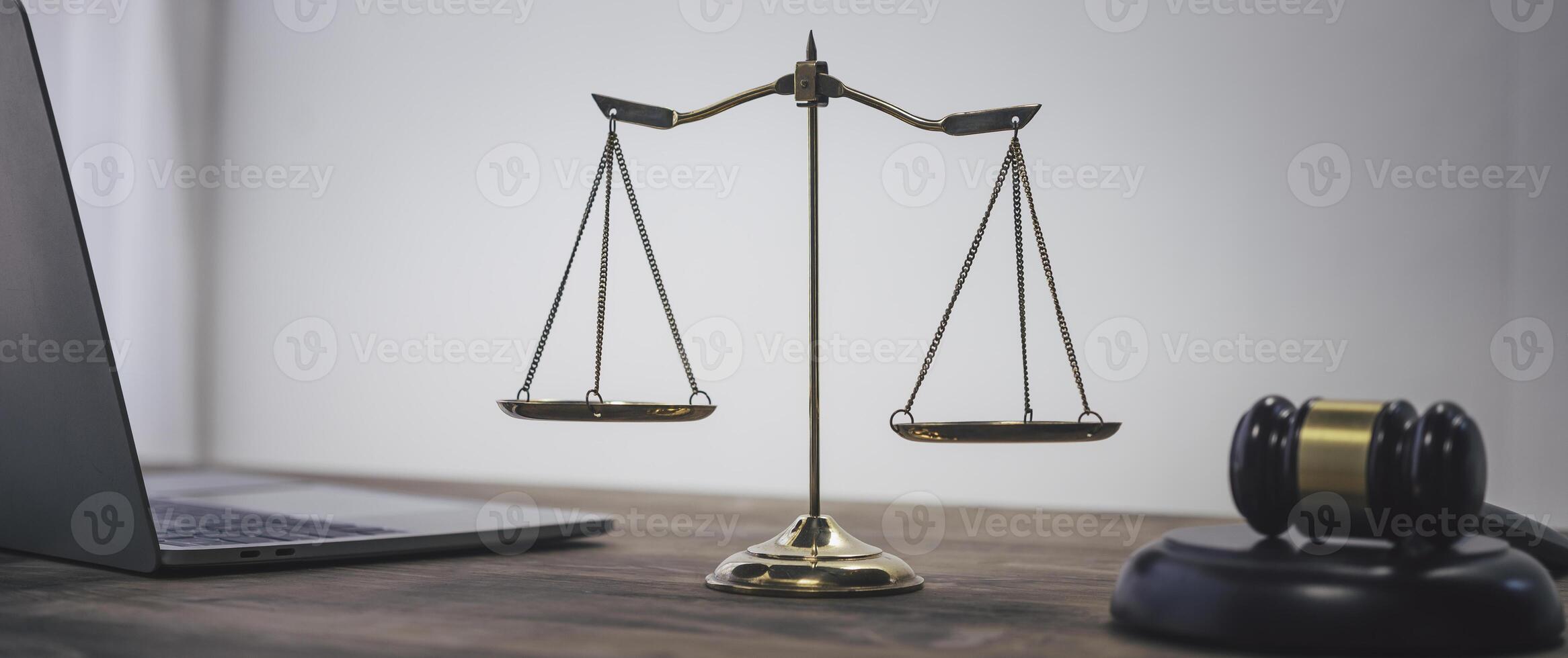 Balance de Justice sur table.fondée sur des preuves cas et les documents pris dans compte. loi concept photo