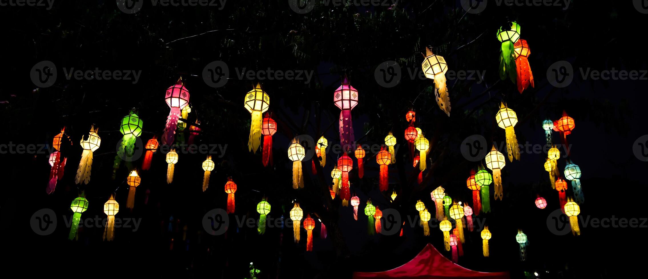 lanternes pour tous les deux thaïlandais et chinois bonheur festivals photo