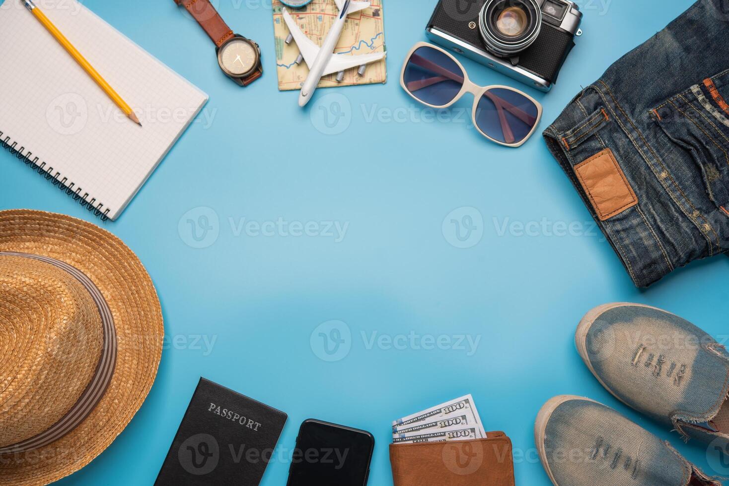 costumes d'accessoires de voyage. passeports, bagages, le coût des cartes de voyage préparées pour le voyage photo