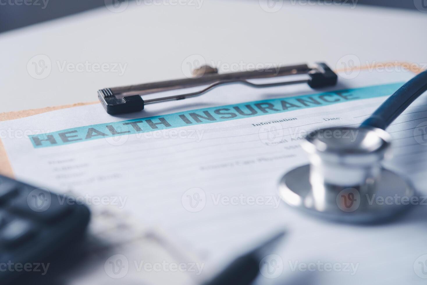 stéthoscope et calculatrice mis sur santé Assurance documents, individuel médical santé assurance. concept la vie Planification photo