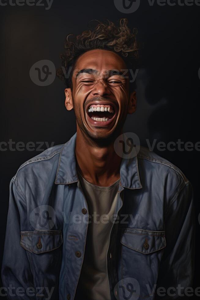 ai généré portrait de une de bonne humeur africain dans fermer sur une noir Contexte dans le studio photo