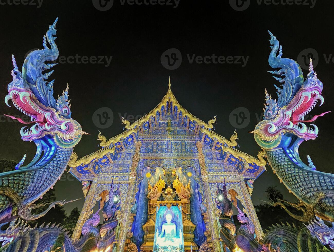 viharn et dragons à wat rong suea Dix bleu temple par nuit, chiang rai, Thaïlande photo