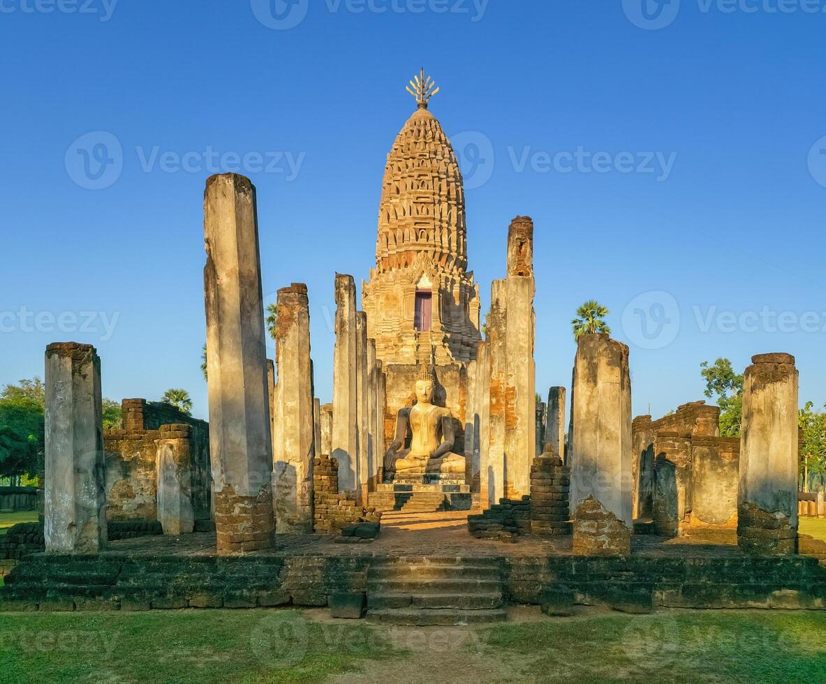 wat phra sri rotin mahathat Rajaworavuharn temple dans si satchanalai historique parc, Thaïlande photo