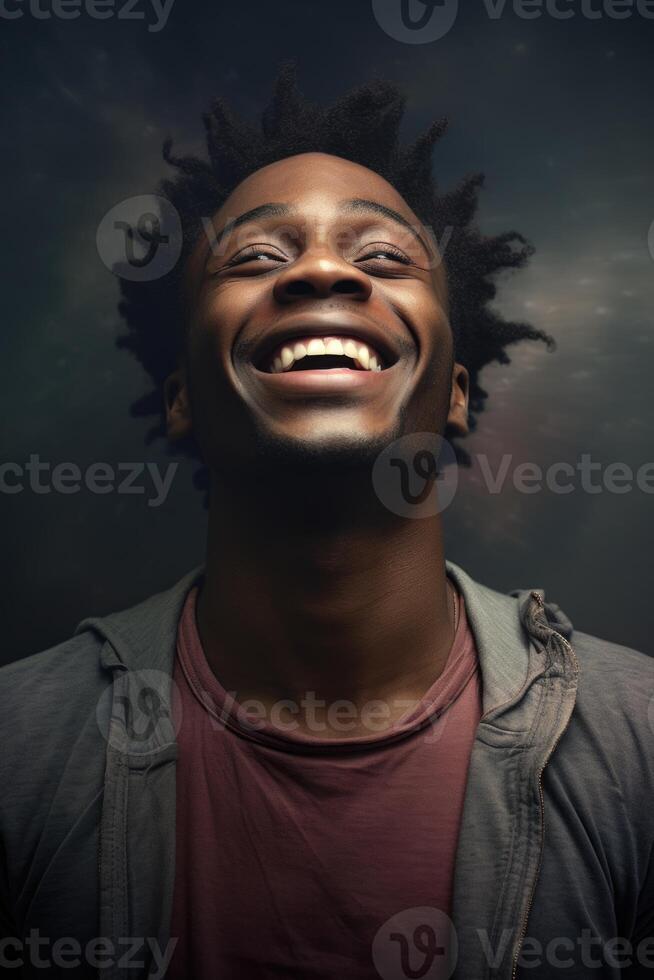 ai généré portrait de une de bonne humeur africain dans fermer sur une noir Contexte dans le studio photo