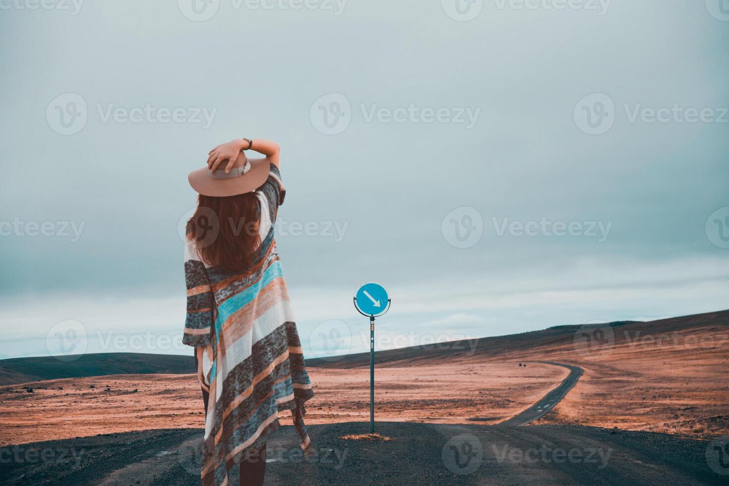 photo de fille dans le milieu de route