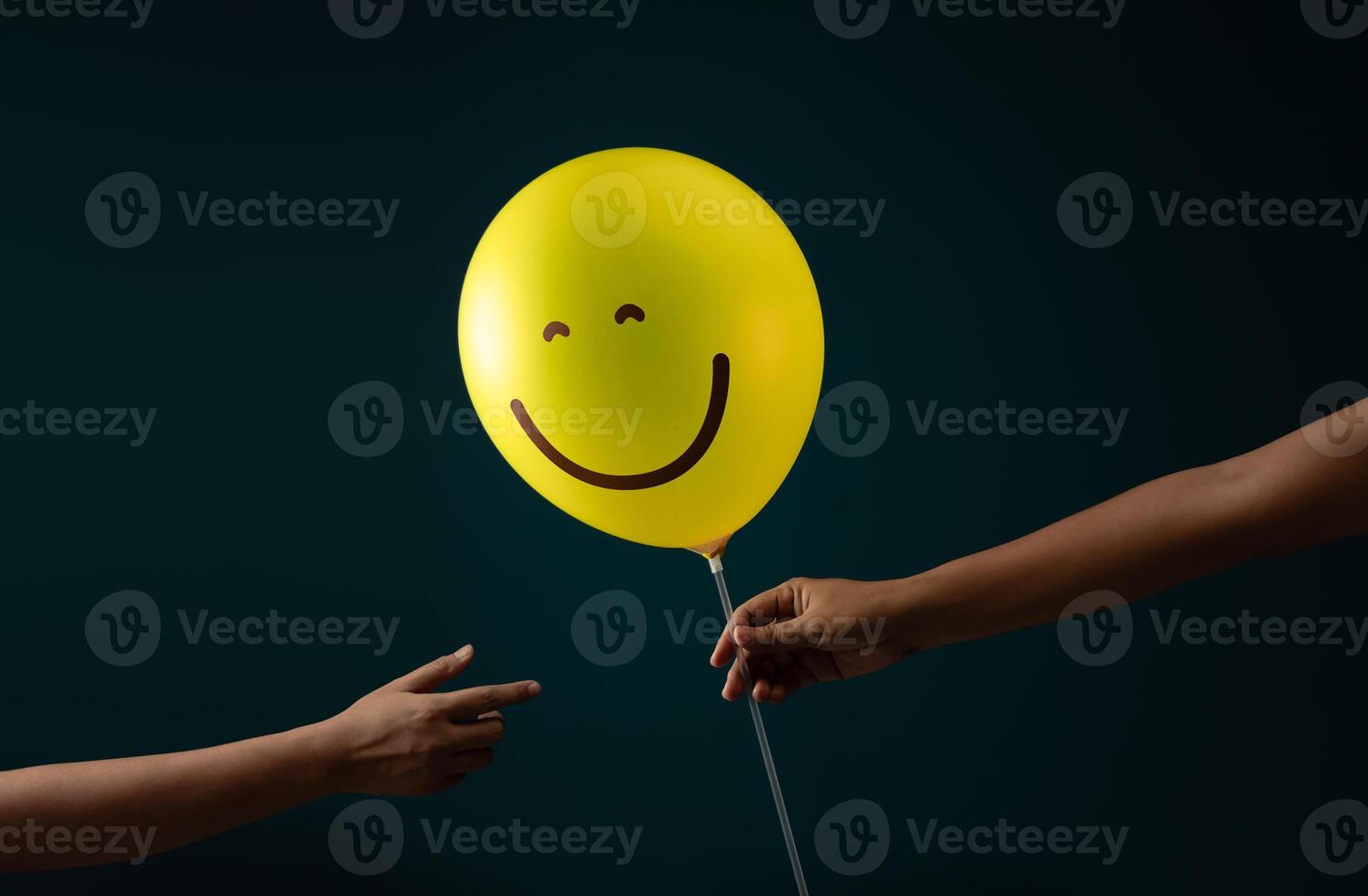 bonheur jour, encouragement concept. content et optimiste esprit, bien mental santé. la personne donnant une souriant ballon à un autre photo