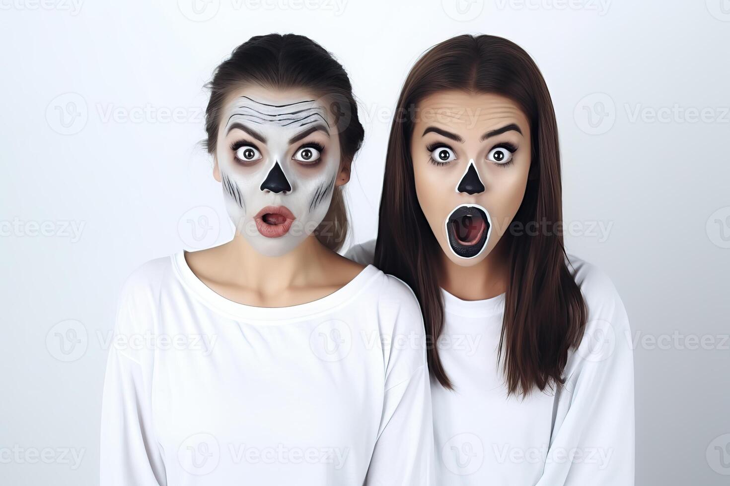 émotif Jeune femmes dans Halloween costumes à fête photo