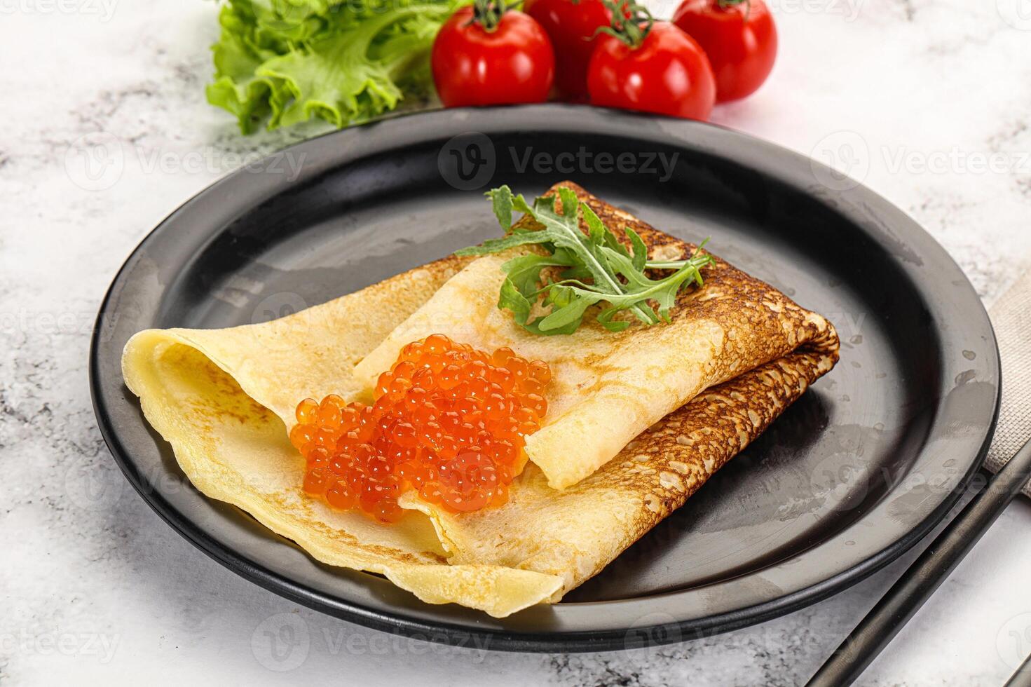 crêpe russe au caviar rouge photo