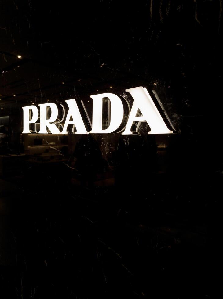 France, Paris, janvier 09, 2024 - prada logo sur noir mur. photo