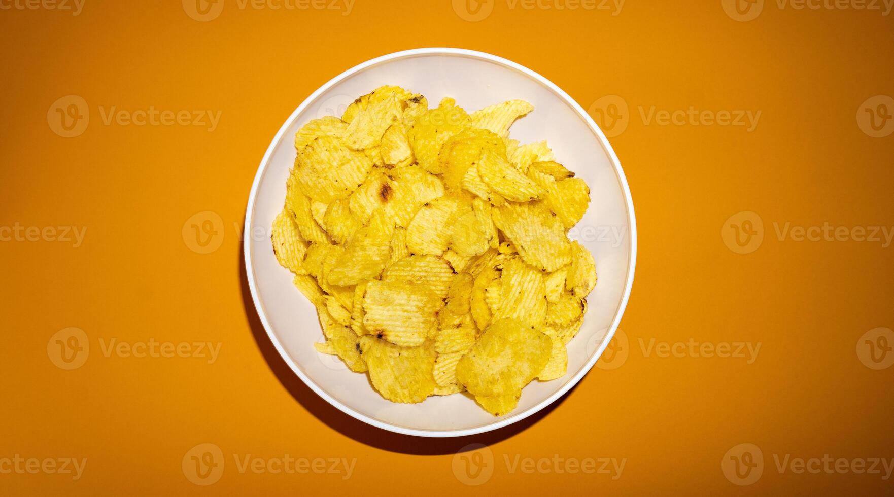 fermer de Patate frites ou chips dans bol contre Jaune Contexte photo