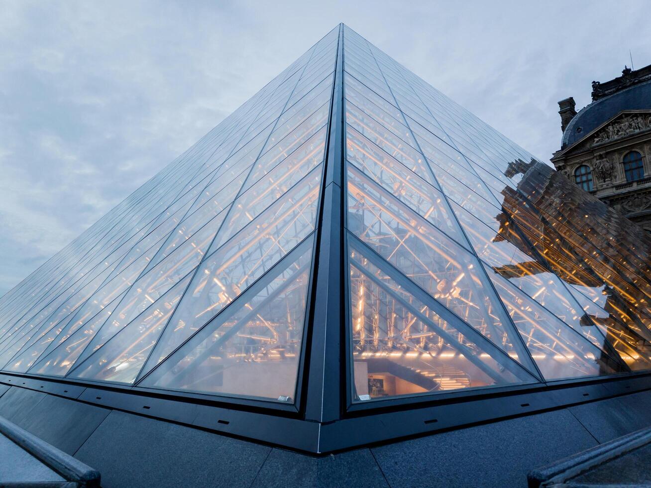 Paris, France, janvier 19, 2024 - persienne palais et le pyramide. photo