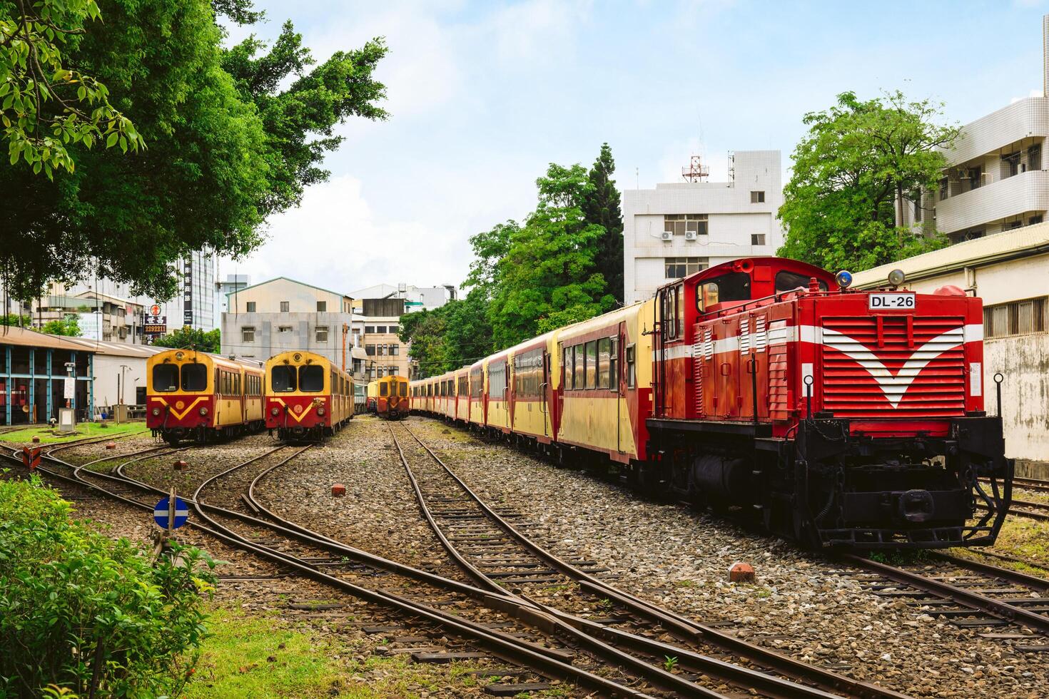 alishan forêt chemin de fer garage parc, une chemin de fer atelier de alishan forêt chemin de fer dans Chiayi, Taïwan, affiche divers afficher de les trains comme vapeur locomotives et diesel locomotives. photo
