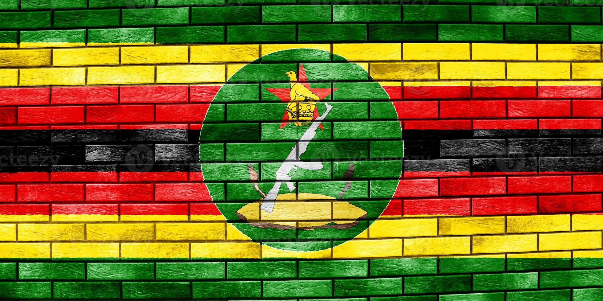 drapeau et manteau de bras de république de Zimbabwe sur une texturé Contexte. concept collage. photo