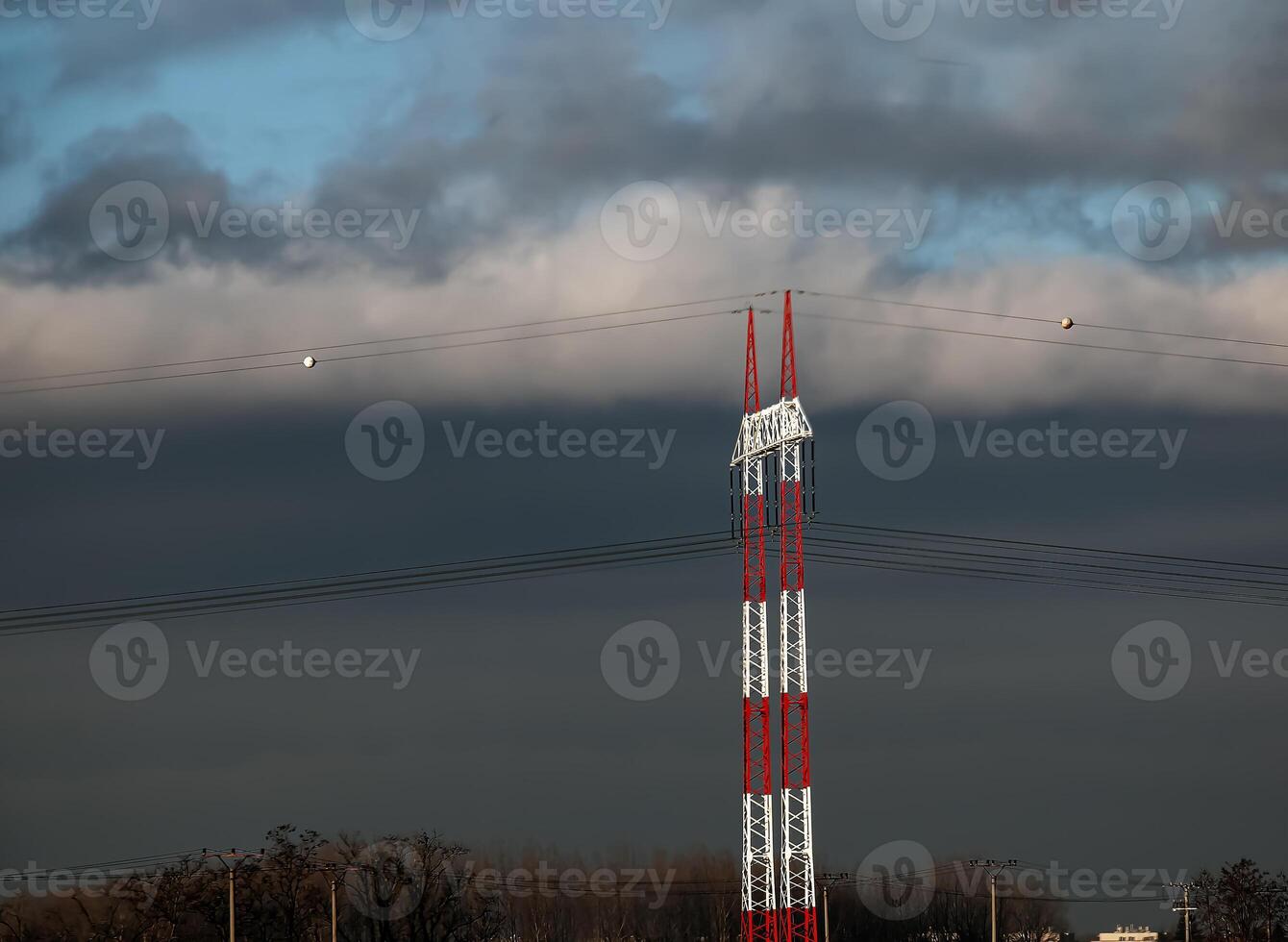 haute Tension tours avec électrique fils sur foncé nuageux ciel Contexte. photo