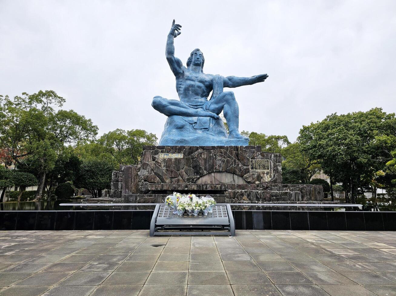 Nagasaki, Japon novembre 16, 2023 paix statue à Nagasaki hypocentre parc. il est une célèbre point de repère de nagasaki. photo