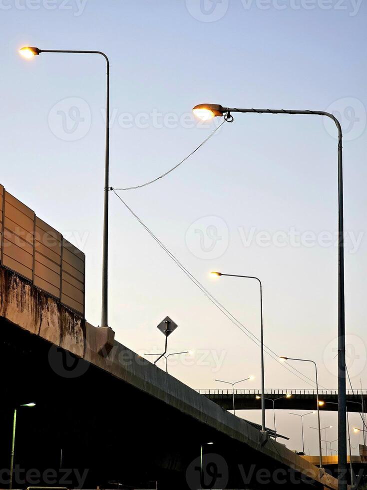 rue lumières avec le coucher du soleil ciel Contexte. photo