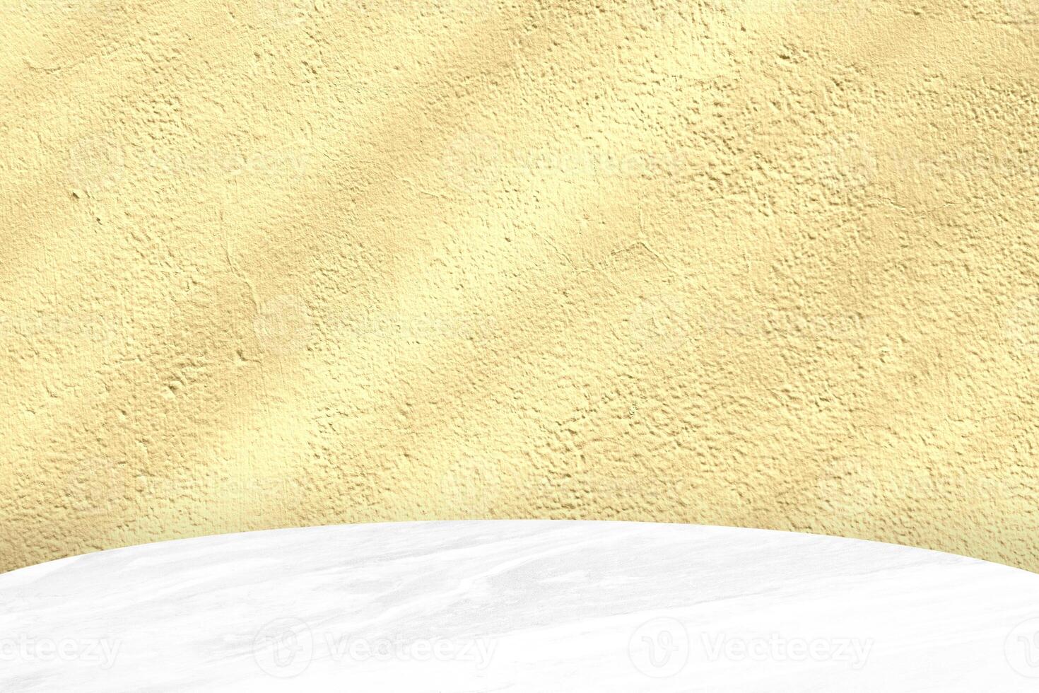 blanc rond marbre table avec lumière faisceau et ombre sur fortuna or béton mur texture arrière-plan, adapté pour produit présentation toile de fond, afficher, et moquer en haut. photo