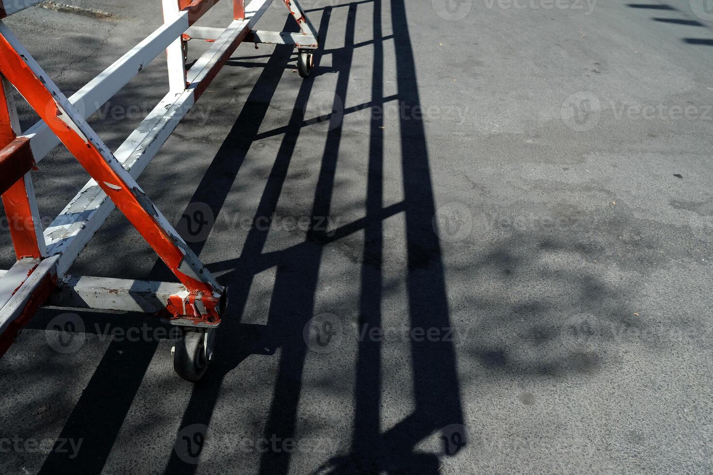 mobile clôture avec ombre sur sol. photo