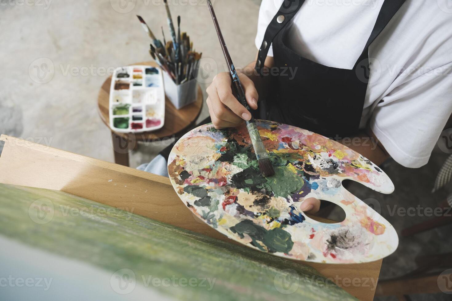 artisanat inspiration femelle artiste esquisse et La peinture dans atelier photo