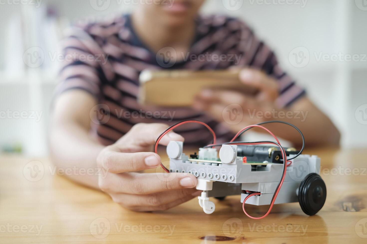 asiatique adolescent Faire robot projet dans science Salle de classe. La technologie de la robotique programmation et tige éducation concept. photo