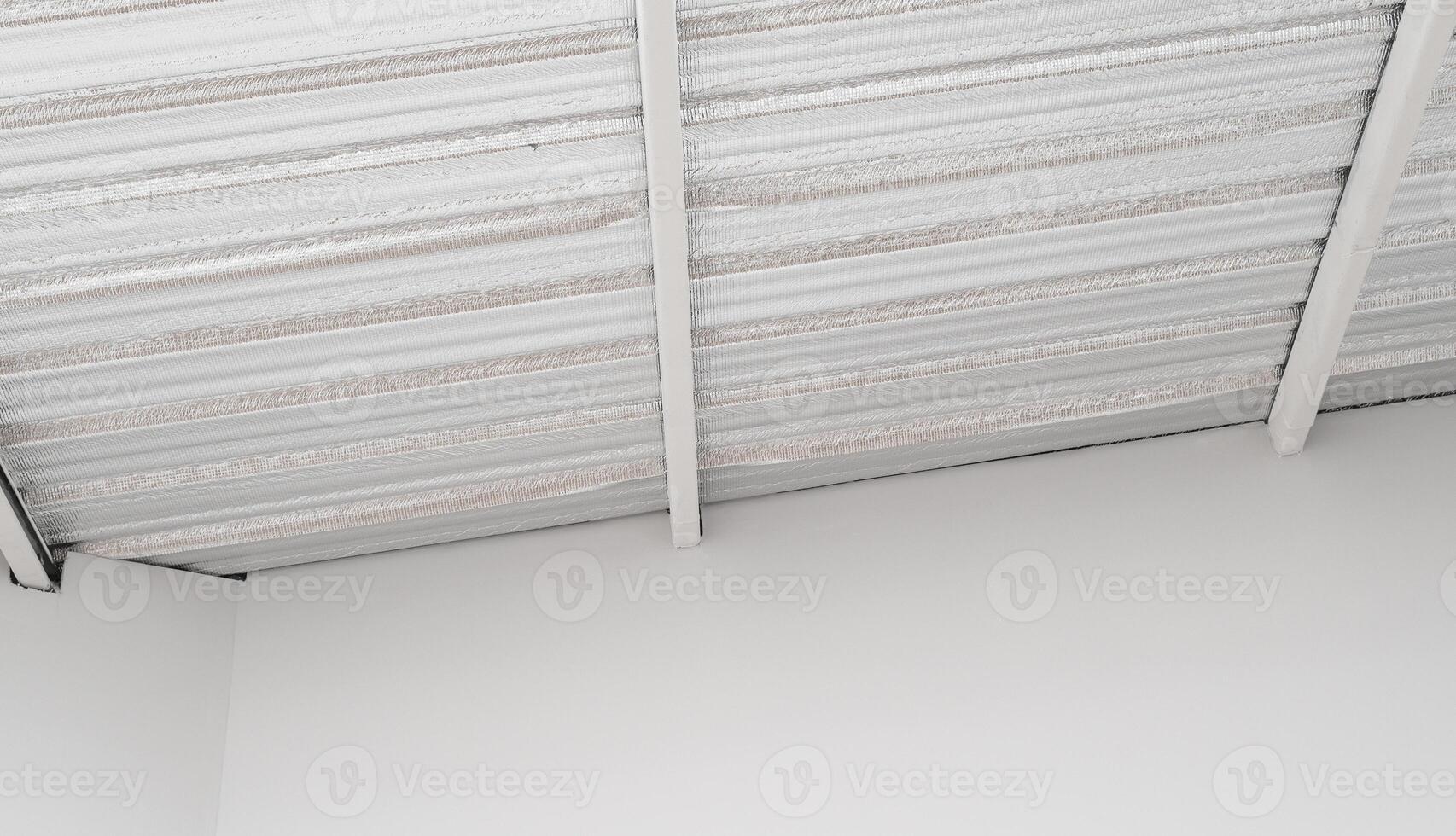industriel classe métal toit isolation. chaleur résistant feuille déjouer fournit thermique protection et énergie efficacité. ondulé conception et argent texture ajouter moderne et abstrait toucher à construction. photo