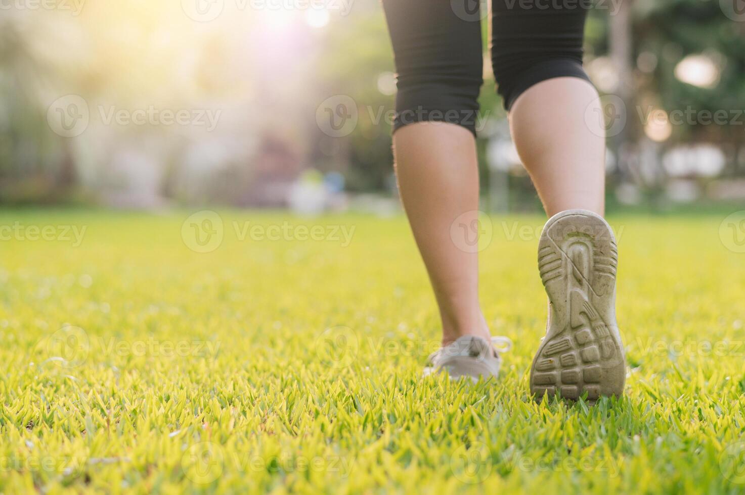 joggeur femme. proche en haut la personne formation sport coureur Jeune femelle chaussure sur herbes dans Publique parc. aptitude jambe et pied exercice athlète. marathon dans la nature. actif en bonne santé mode de vie faire des exercices concept. photo