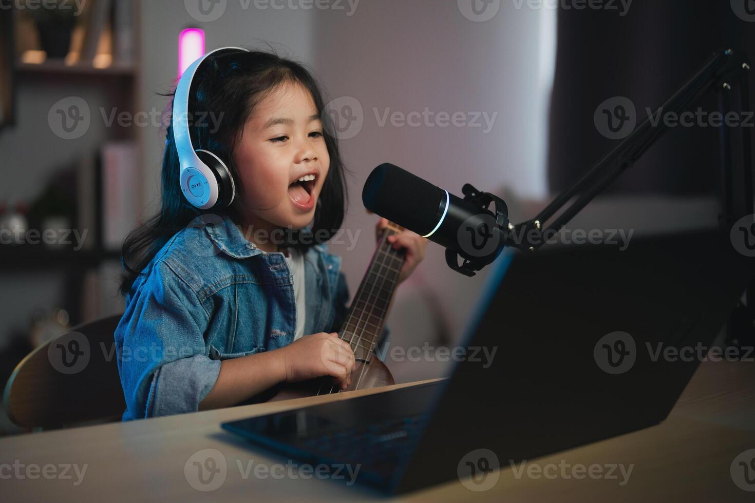 asiatique Jeune fille souriant vivre diffusion performance en jouant ukulélé et chanter une chanson. asiatique fille apprentissage guitare et en chantant en ligne. musicien enregistrement la musique avec portable et en jouant acoustique guitare. photo