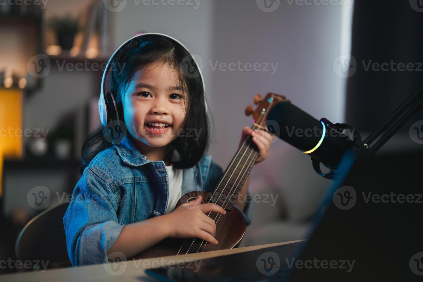 asiatique Jeune fille souriant vivre diffusion performance en jouant ukulélé et chanter une chanson. asiatique fille apprentissage guitare et en chantant en ligne. musicien enregistrement la musique avec portable et en jouant acoustique guitare. photo