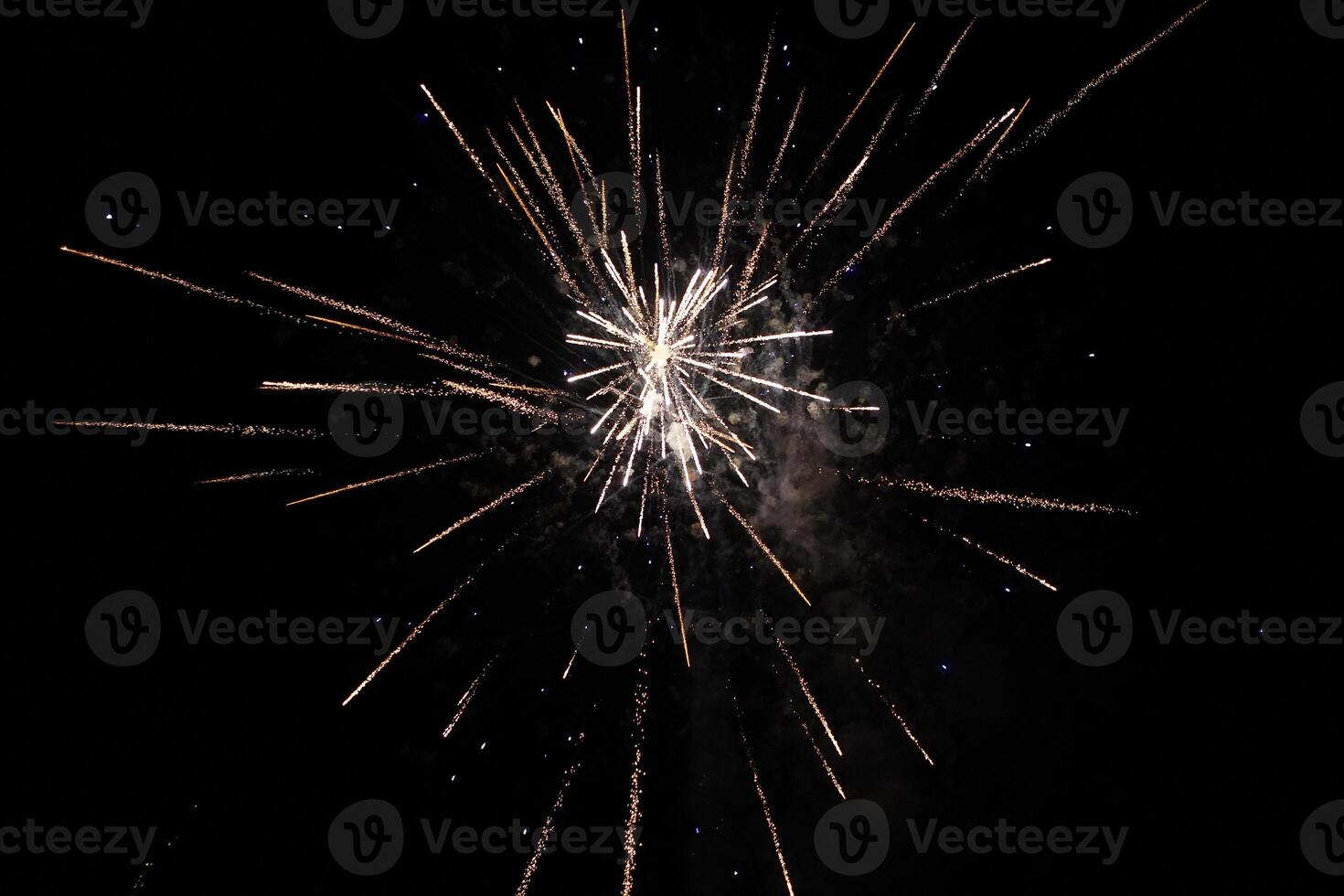 feux d'artifice dans le ciel. coloré nuit ciel pendant le Nouveau ans veille. feux d'artifice afficher. photo