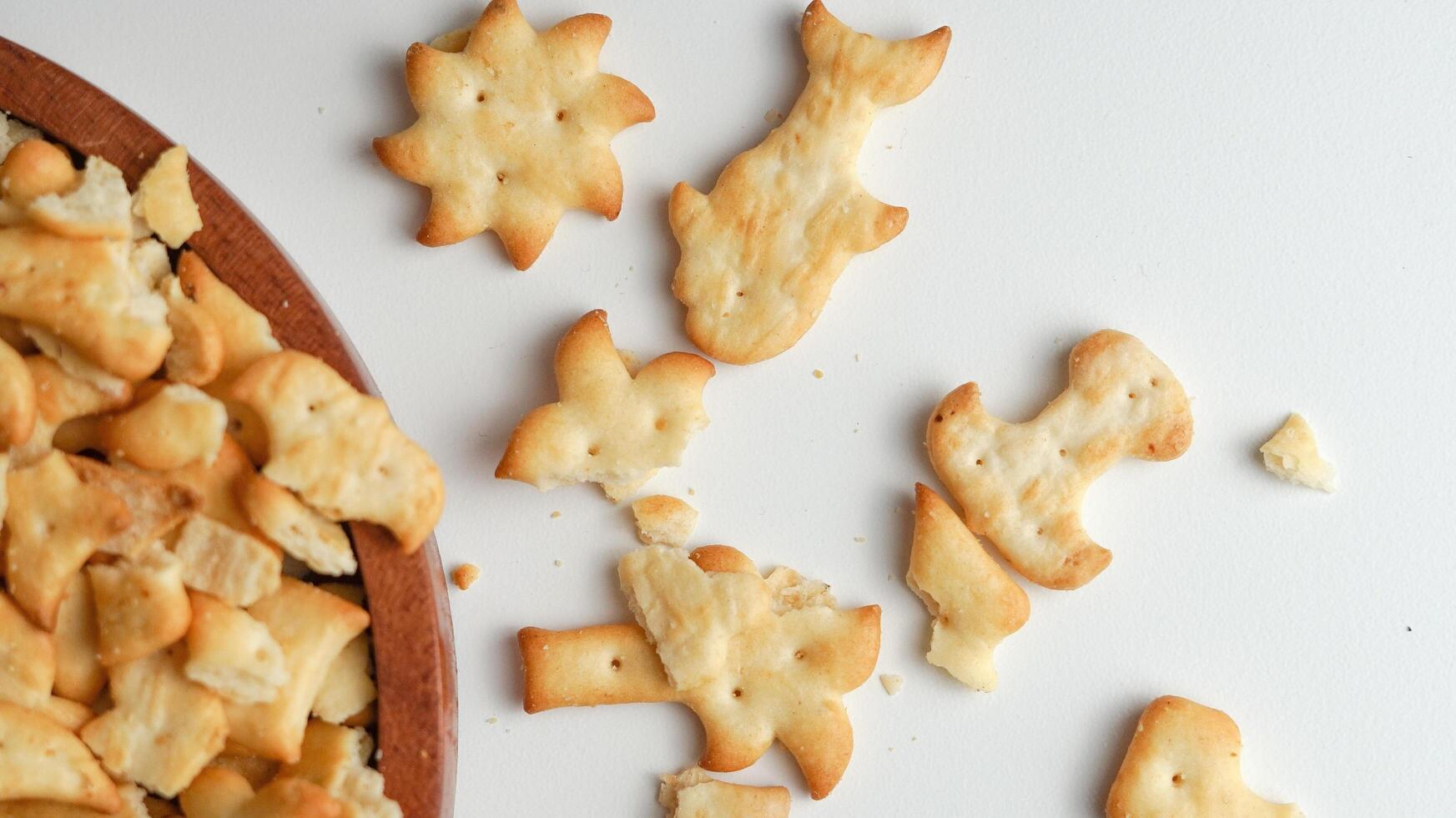 des biscuits sur une blanc Contexte photo