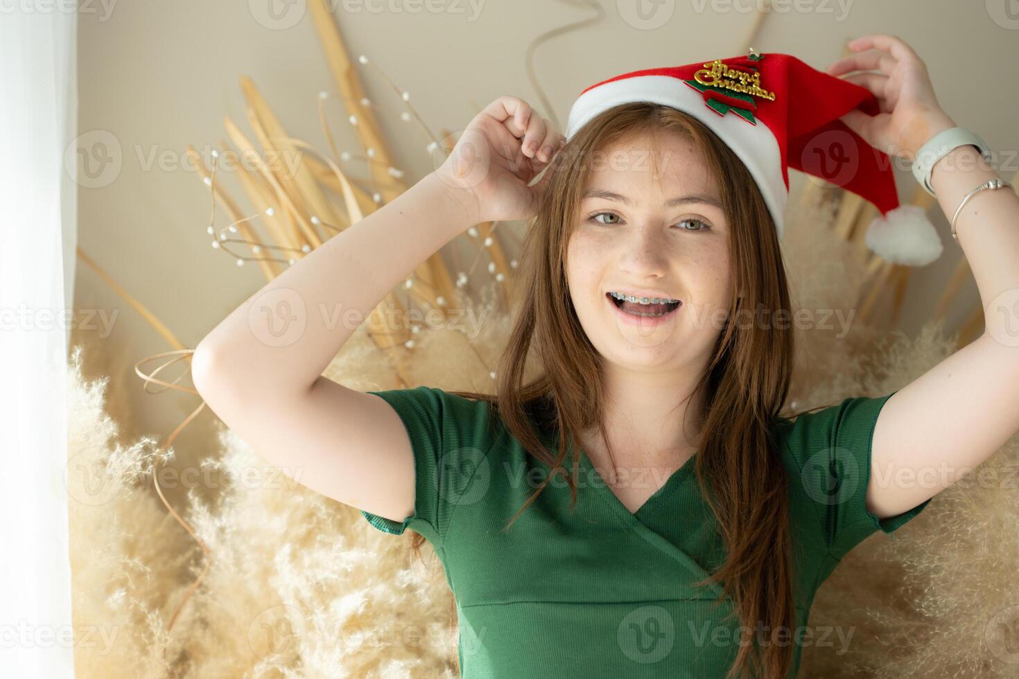 portrait de adolescent fille avec Père Noël chapeau. photo