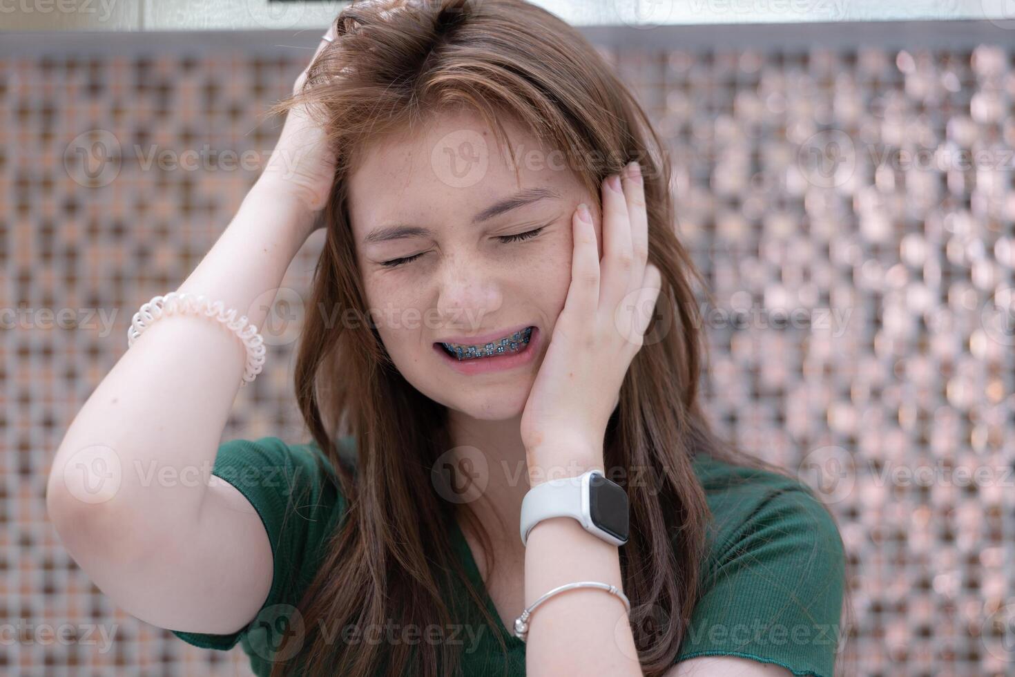 Jeune femme avec mal aux dents, dentaire problème. santé se soucier concept. photo